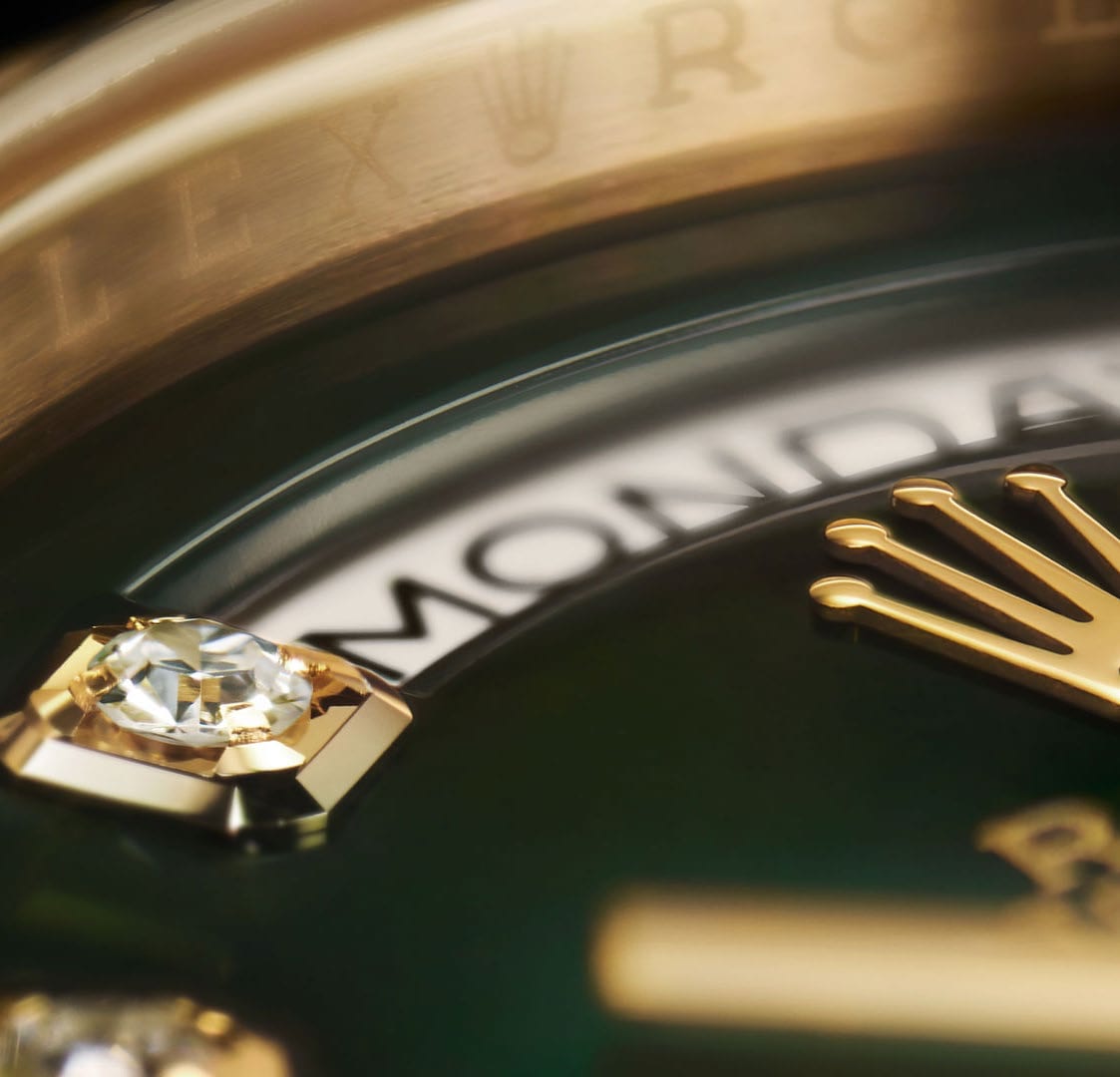 A gold watch in close-up, En Vogue brand world.
